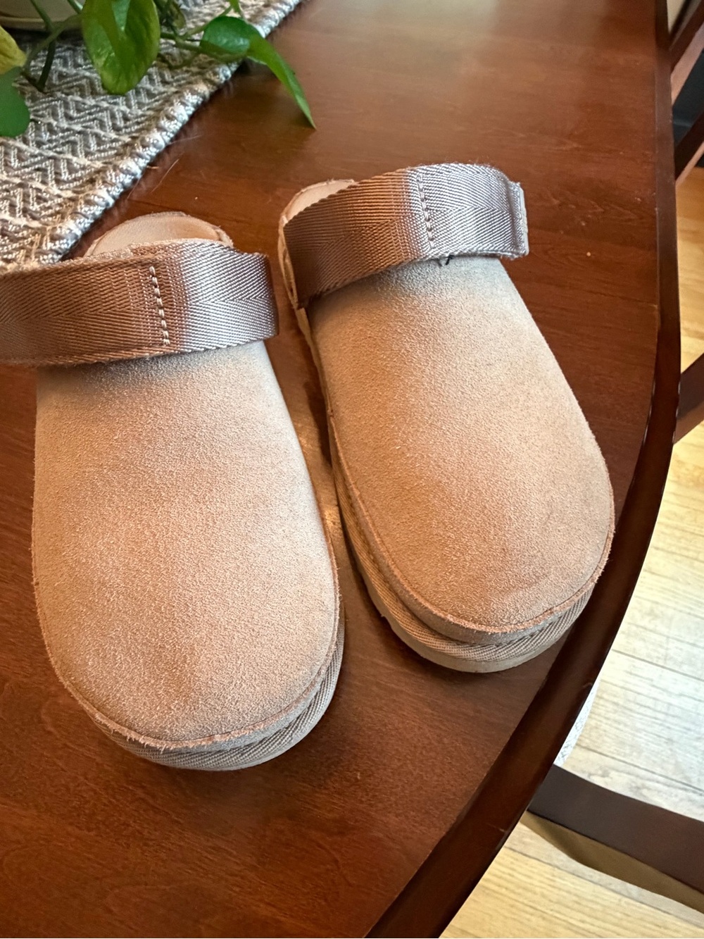 UGG Goldenstar Clogs 7.5 Sand